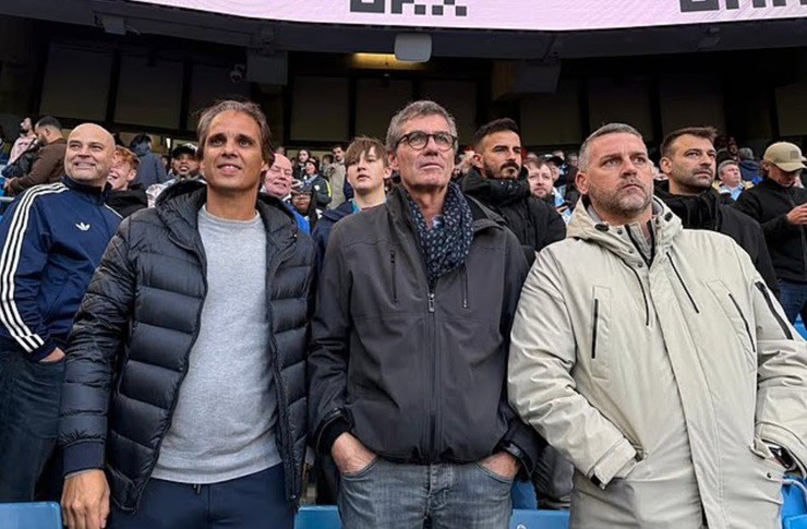 Ứng cử viên chủ tịch Benfica, Joao Noronha Lopes (giữa), đã có mặt trên khán đài trận derby Manchester