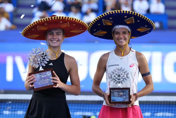 Iva Jovic và Emiliana Arango trong lễ trao cup Guadalajara Open 