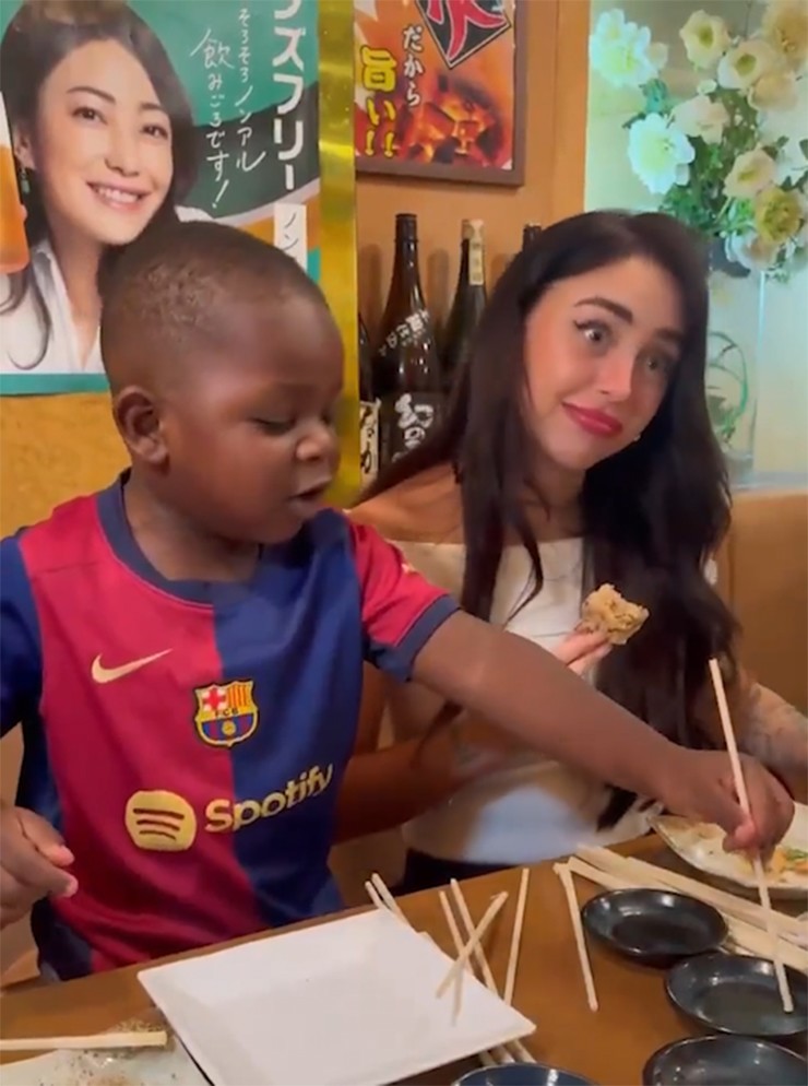 Bạn gái Yamal lần đầu ra mắt gia đình, hành động với em trai gây thiện cảm - 2