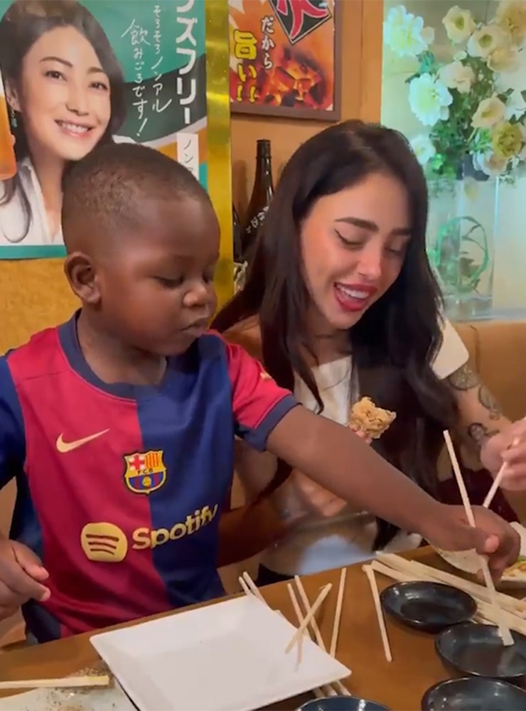 Bạn gái Yamal lần đầu ra mắt gia đình, hành động với em trai gây thiện cảm - 3