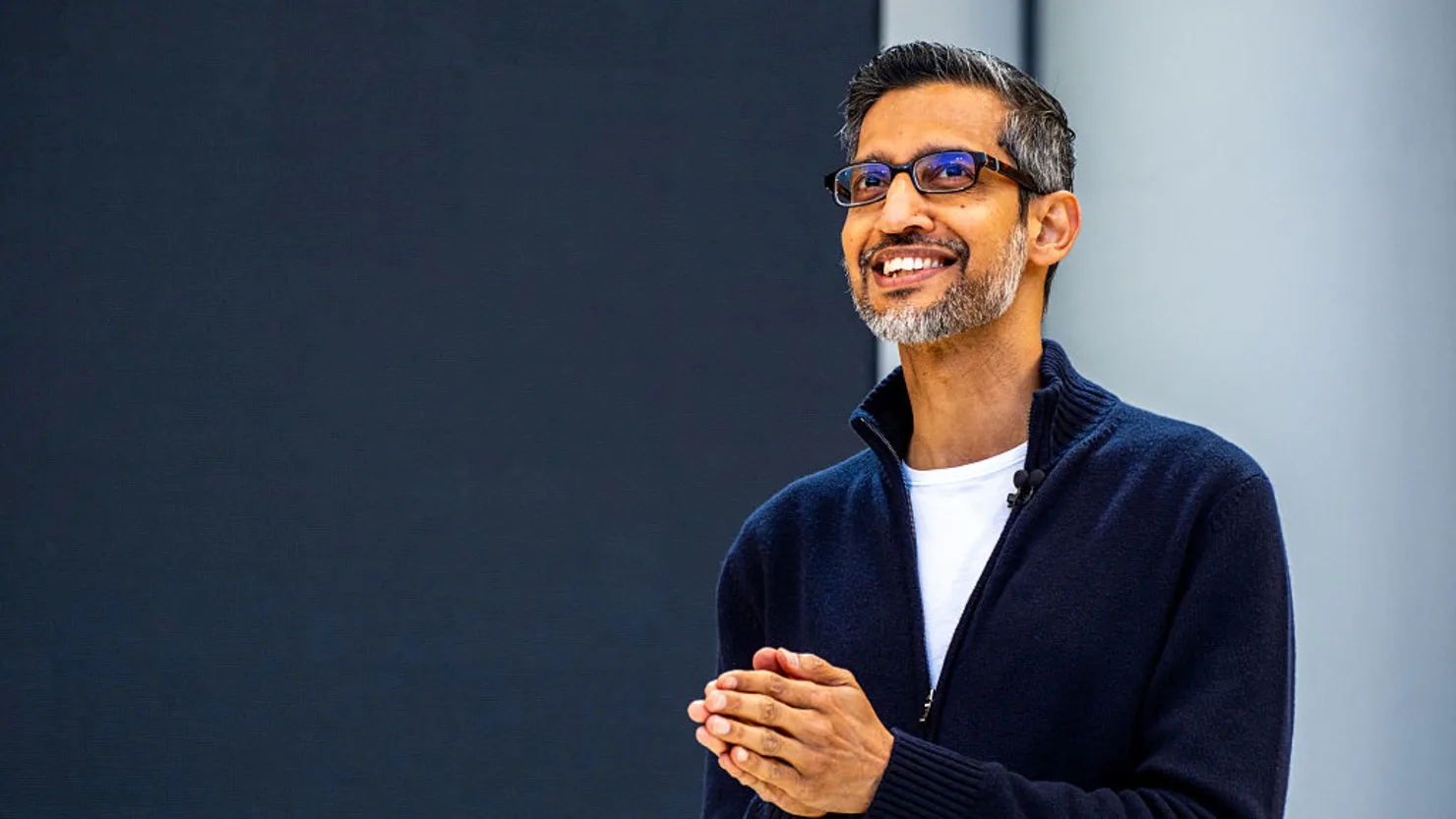 Tổng giám đốc điều hành Google Sundar Pichai ra hiệu với đám đông trong hội nghị dành cho các nhà phát triển I/O thường niên của Google tại Mountain View, California vào ngày 20/5/2025.