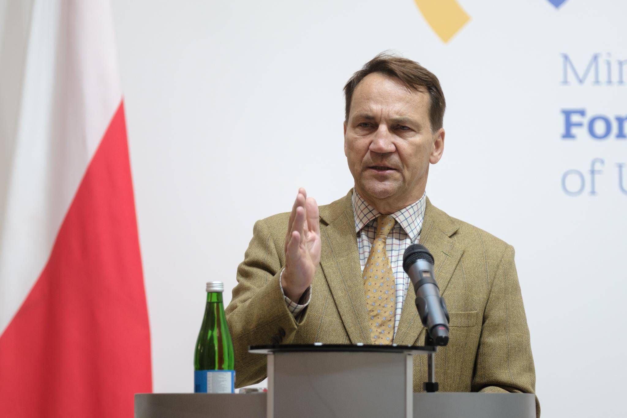 Ngoại trưởng Ba Lan Radosław Sikorski ngày 15/9 kêu gọi NATO áp đặt vùng cấm bay ở Ukraine. Ảnh: Global Images Ukraine.