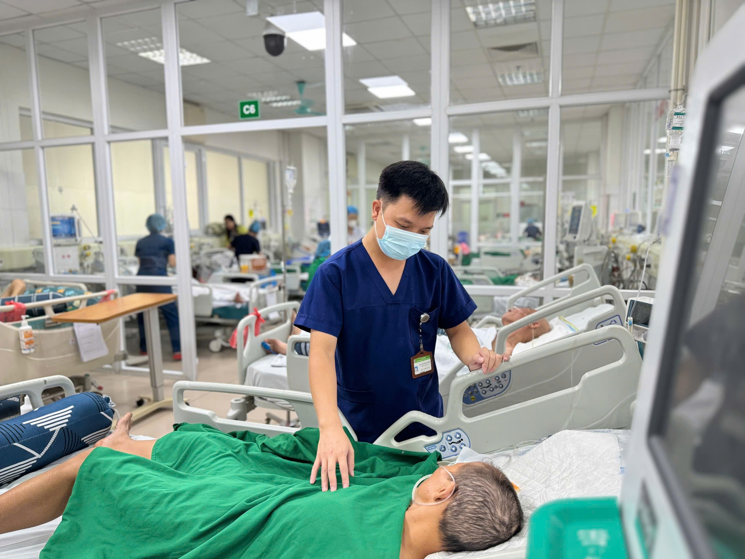 Bác sĩ thăm khám cho bệnh nhân. 