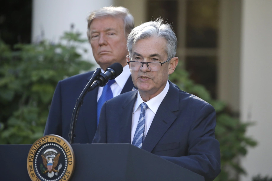 Ông Donald Trump và ông Jerome Powell