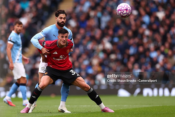 Tân binh Benjamin Sesko mờ nhạt trên hàng công