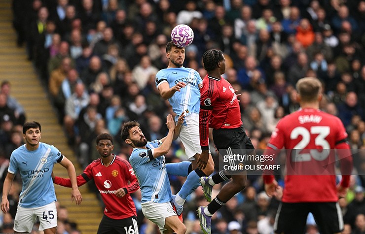 MU lép vế hoàn toàn trong trận derby Manchester