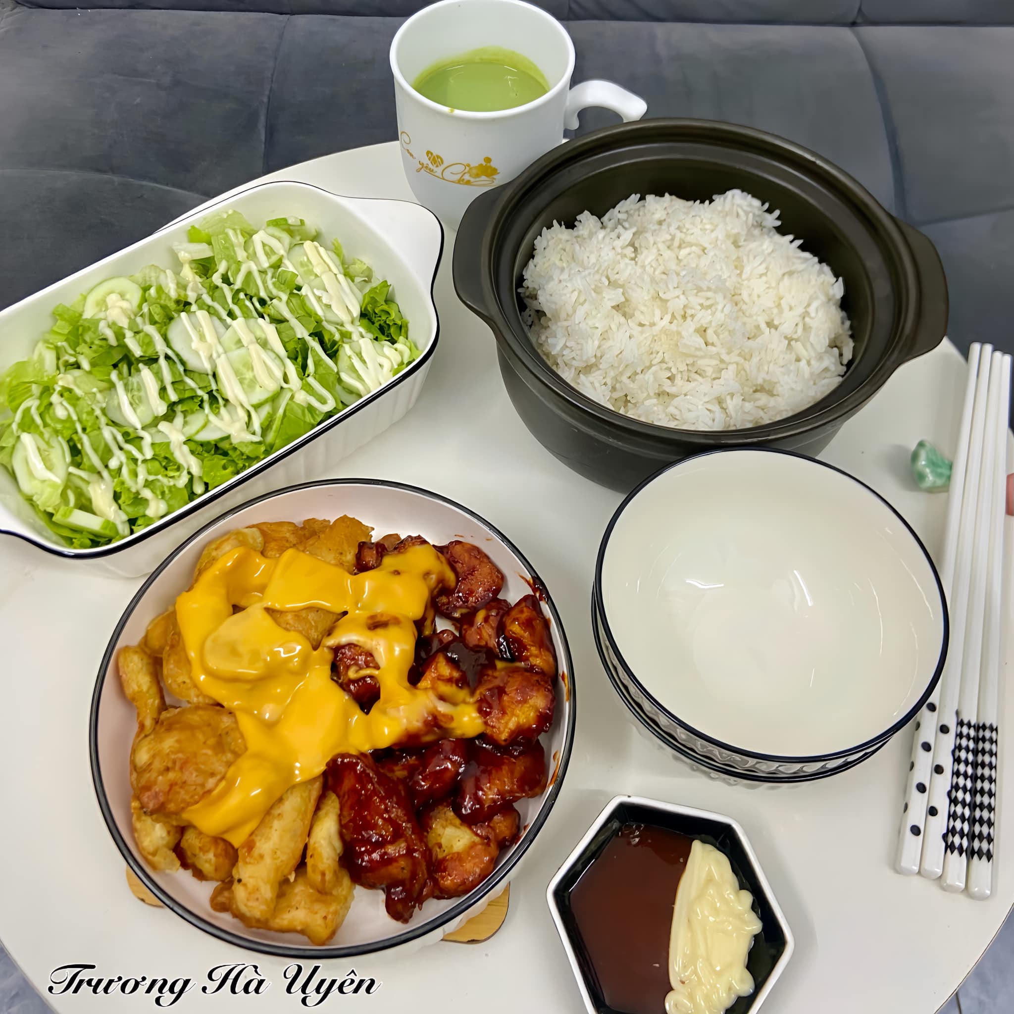 Gà rán sốt cay - Salad