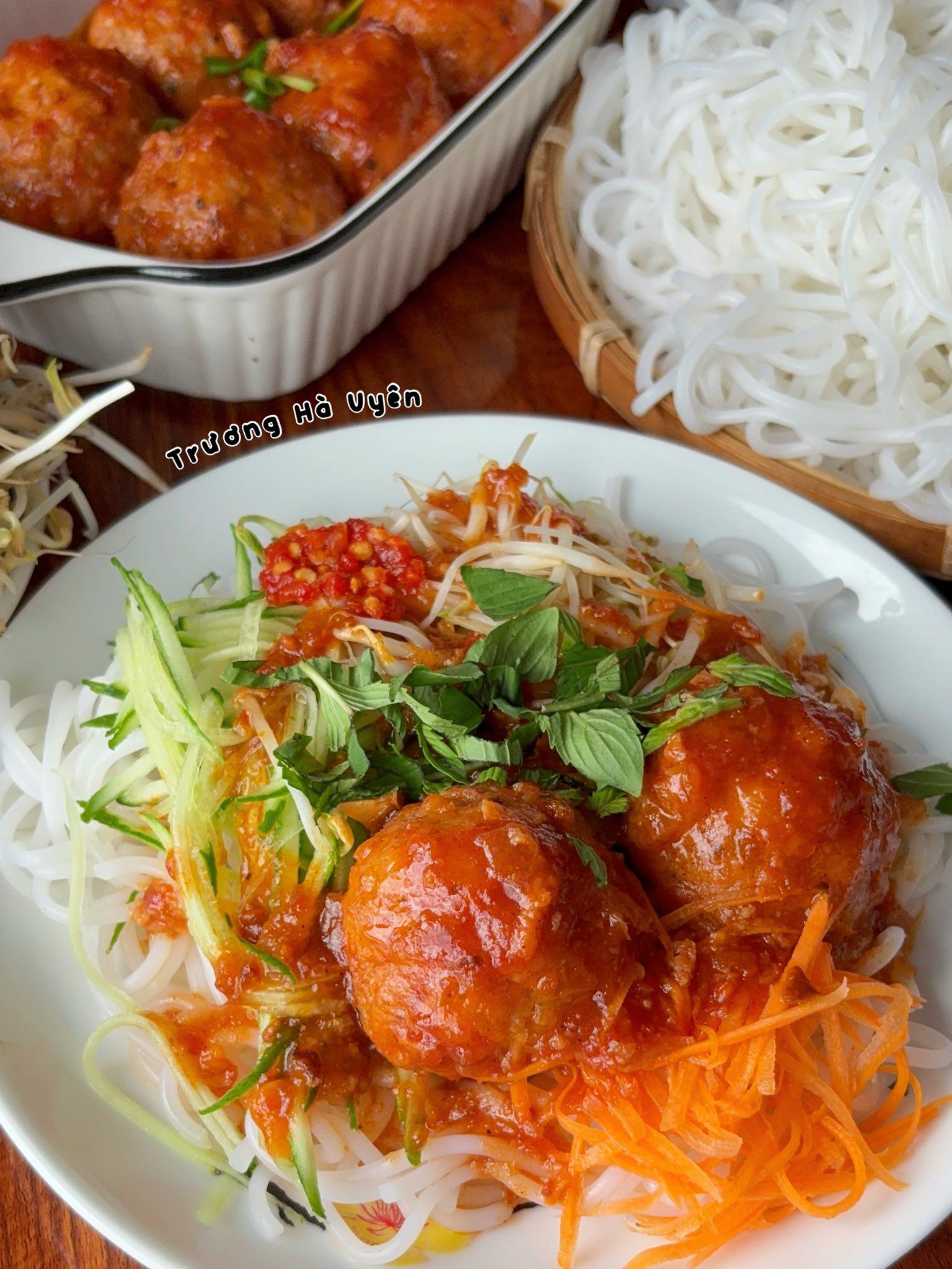 Bánh tằm ăn kèm với xíu mại, chan nước cốt dừa thơm béo cực kỳ hấp dẫn.