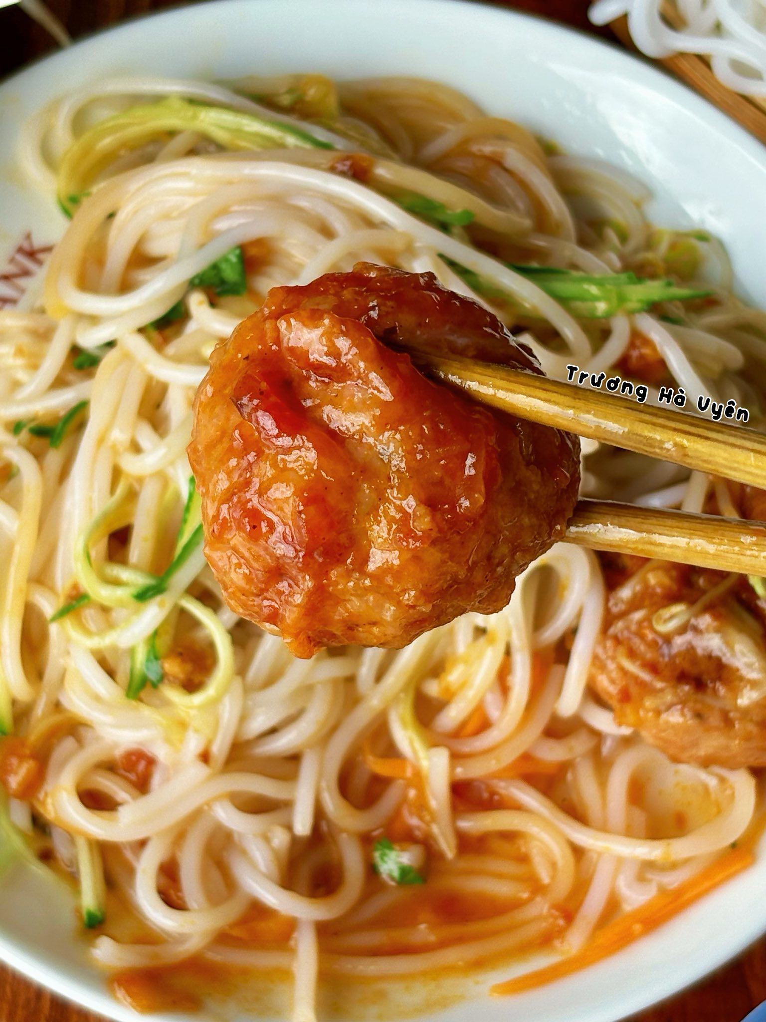 Dĩa bánh tằm nóng hổi, xíu mại mềm béo, chan nước cốt dừa ngọt nhẹ, thêm chút cay cay mằn mặn của nước mắm là có bữa sáng siêu ngon đủ chất!