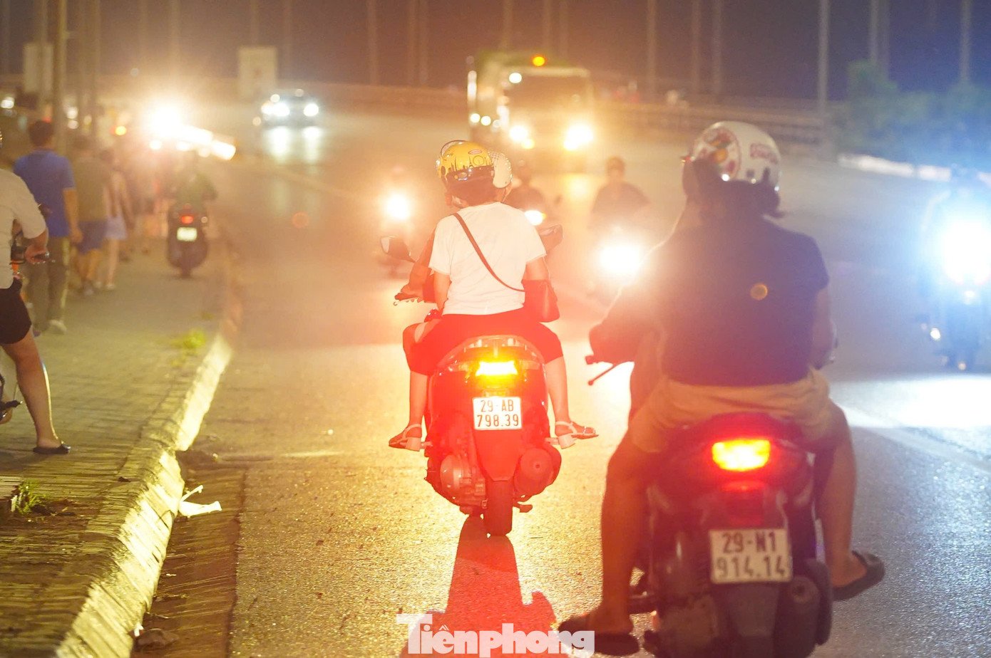 Nửa đêm, Đông Anh kẹt cứng - 12
