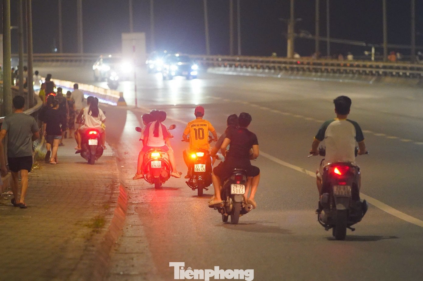 Nửa đêm, Đông Anh kẹt cứng - 13