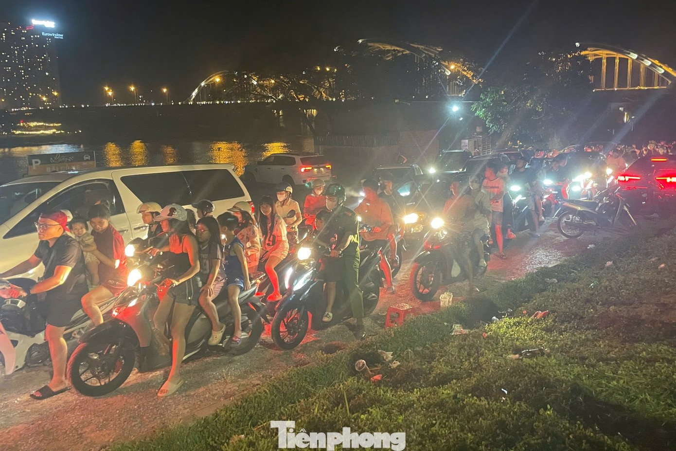 Nửa đêm, Đông Anh kẹt cứng - 8