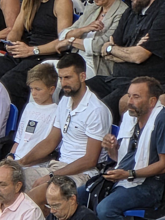 Djokovic cùng con trai (bên tay trái) đi xem Davis Cup ở Athens