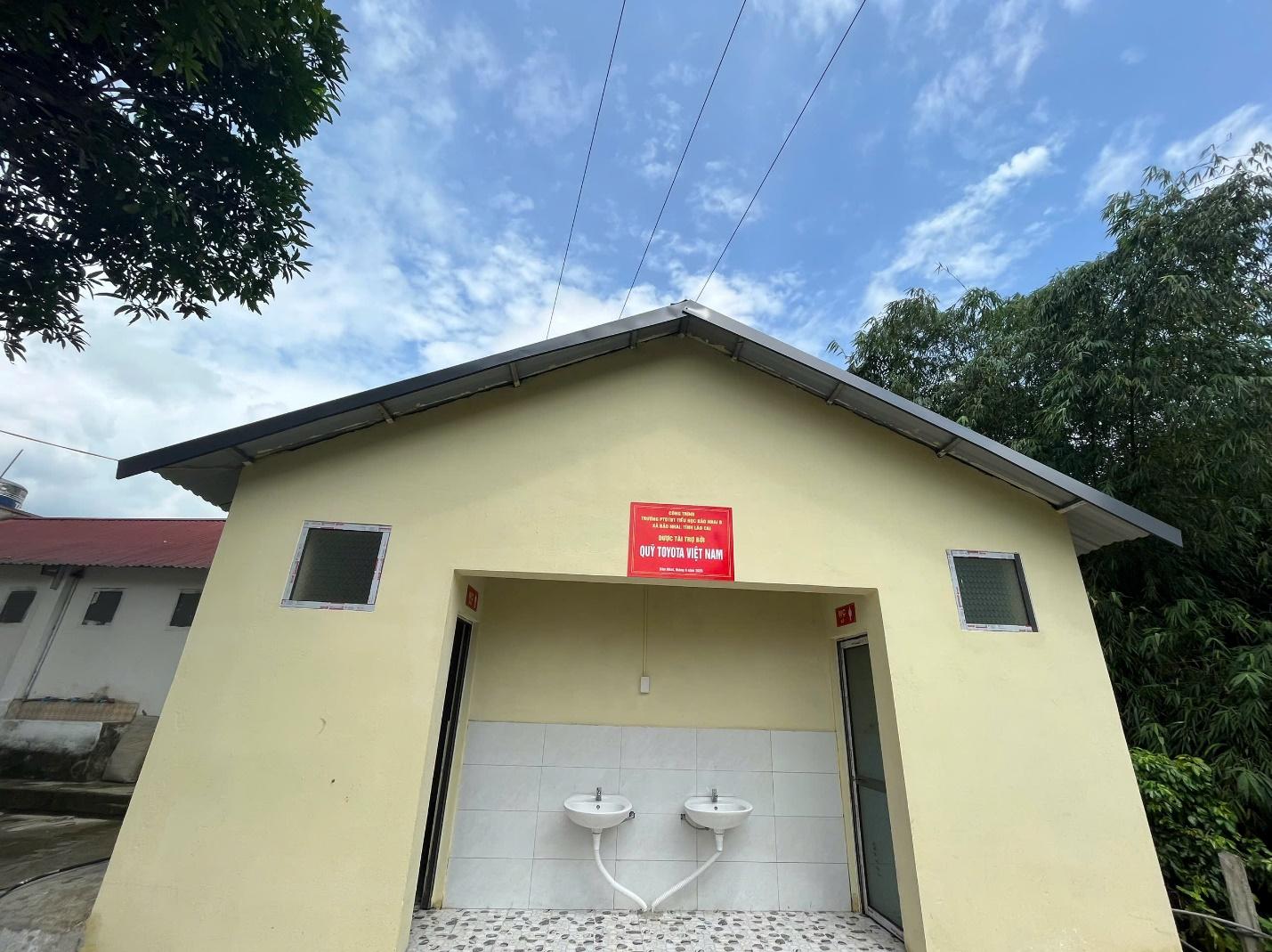 Nhà vệ sinh mới đạt chuẩn do Quỹ Toyota Việt Nam thực hiện