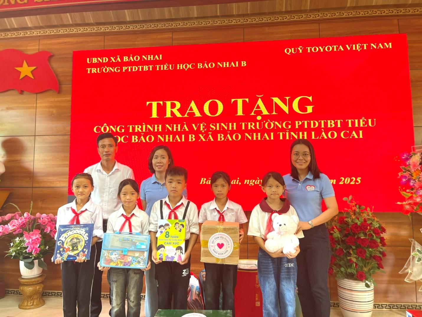 Đại diện TVF trao quà tặng cho các em học sinh