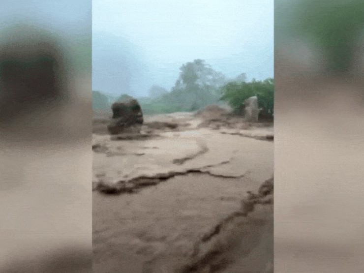 Video: Kinh hoàng cơn lũ ống cuồn cuộn ở Khánh Hòa
