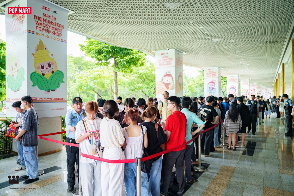 Các bạn trẻ háo hức xếp hàng vào sự kiện