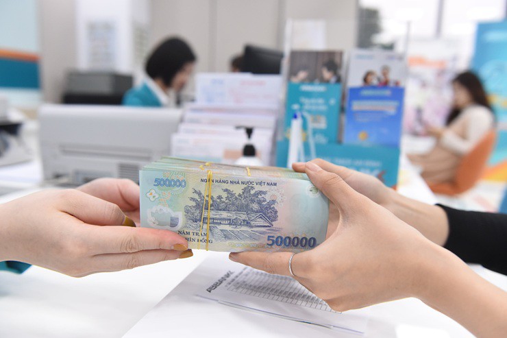 Nhiều nhà băng đang cộng thêm lãi tiết kiệm cho khách hàng gửi tiền