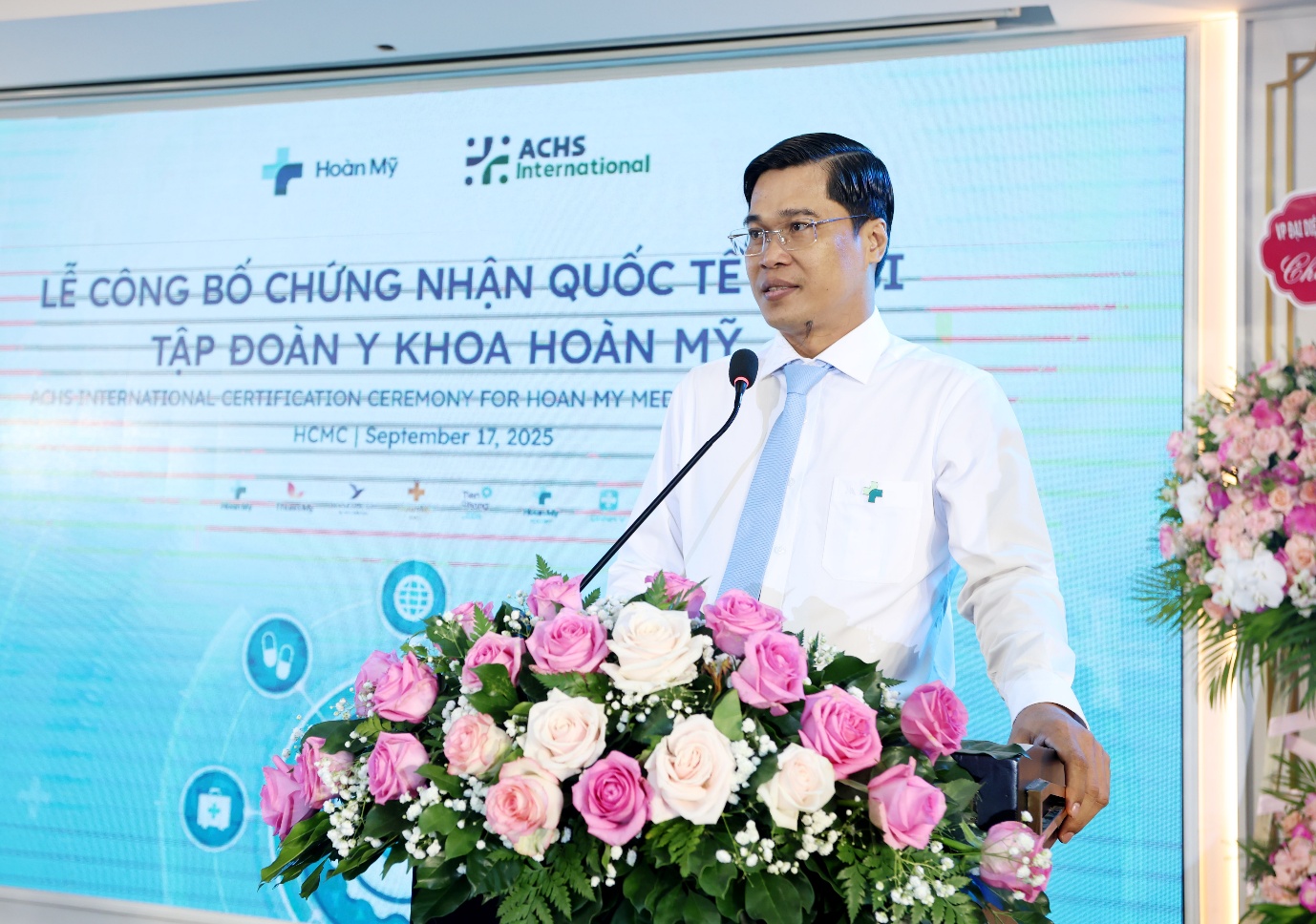 ThS. Bùi Chí Tình, PGĐ Sở Y tế TP. Hồ Chí Minh phát biểu tại Lễ công bố chứng nhận quốc tế ACHSI của Tập đoàn y khoa Hoàn Mỹ. Ảnh: HM