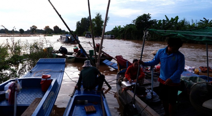 Cảnh mưu sinh nơi đầu nguồn lũ miền Tây - 15