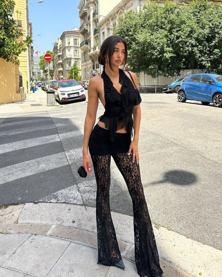 Một bạn trẻ xử lý độ hở của quần ren bằng kiểu quần nội y boxer để tạo vẻ kín đáo hơn.