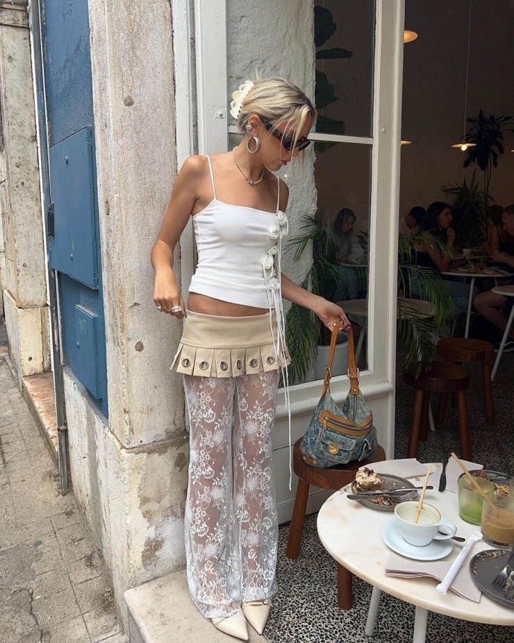 Phong cách Y2K được thể hiện với quần ren trắng, chân váy siêu ngắn và áo hai dây.