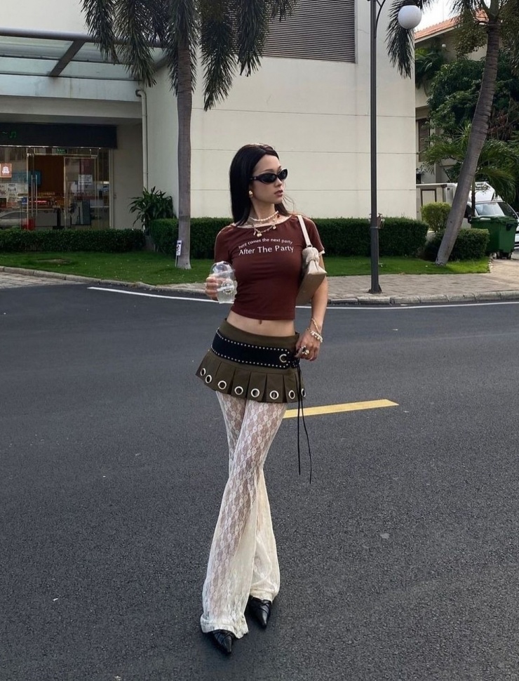 Một số bạn trẻ đã theo đuổi mốt này từ mùa hè năm nay. Cách phối quen thuộc là diện áo dáng dài trùm qua hông hoặc kết hợp váy theo mốt diện váy trùm quần.