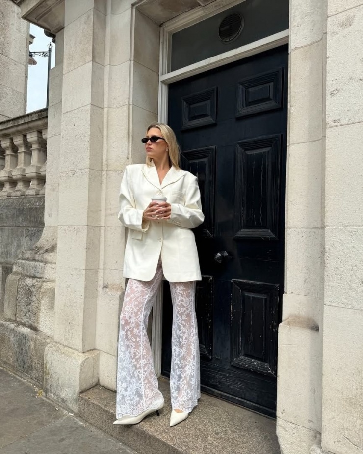 Theo Instyle, cách phối quần ren và blazer có thể trở thành thời trang công sở kiểu mới, khi mốt diện đồ ngủ đi làm đang được thế giới lăng xê.