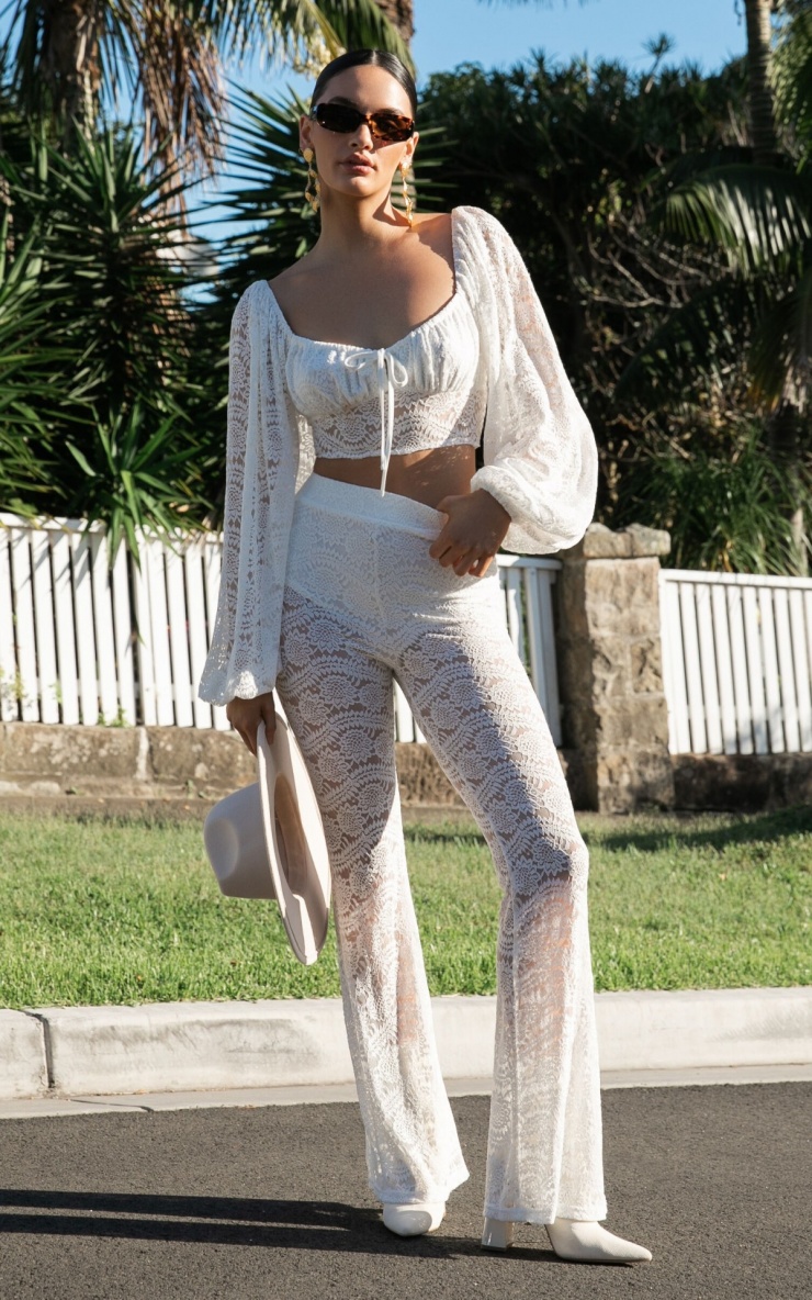 Nhằm giúp khách hàng dễ mặc hơn, nhiều hãng may thêm vải lót bên trong ở phần trên. Vài năm trở lại đây, một số nhà mốt chuyên dòng thời trang kỳ nghỉ tung ra các bộ ren gồm crop top và quần ống loe.