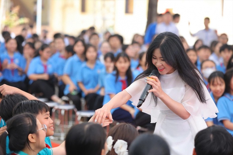 Ca sĩ Hà Myo tham gia trải nghiệm cùng học sinh trong Diễn đàn "Ðiều em muốn nói" năm 2025 tại Nghệ An do báo Tiền Phong tổ chức. Ảnh: Trọng Tài
