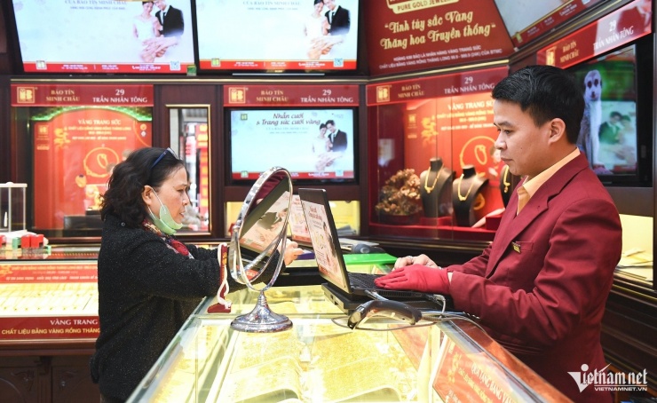 Đánh thuế thu nhập từ mua bán vàng được chuyên gia đánh giá là phù hợp và đúng thời điểm nhằm hạn chế đầu cơ, lướt sóng. Ảnh: Thạch Thảo