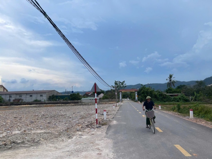 Đất ở thôn Ngọc Hà, xã Toàn Lưu bị xẻ nhỏ thành từng ô để mua bán. Ảnh: Thiện Lương