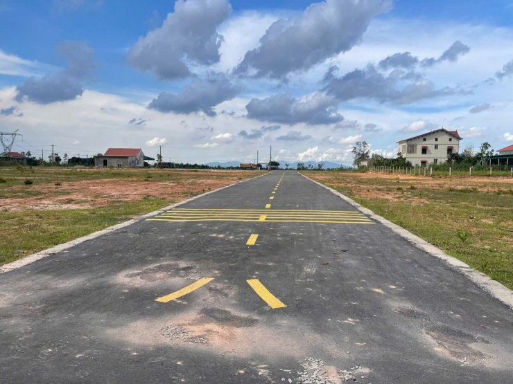 Ồ ạt phân lô bán nền tại xã Toàn Lưu. Ảnh: Thiện Lương