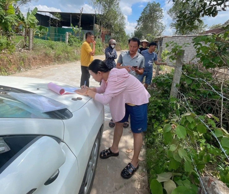 Việc mua bán diễn ra sôi nổi bằng những hợp đồng viết tay. Ảnh: T.P