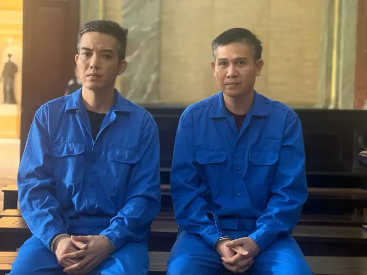 Bị cáo Phạm Văn Tam - Cựu Chủ tịch Hội đồng quản trị Công ty Asanzo (bìa phải) và em trai Phạm Xuân Tình. Ảnh: SONG MAI