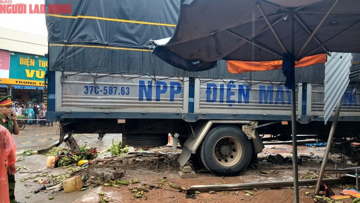 CLIP: Hiện trường vụ xe tải lao vào chợ khiến 3 người chết - 1