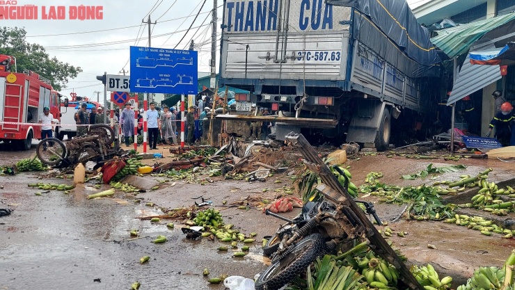 CLIP: Hiện trường vụ xe tải lao vào chợ khiến 3 người chết - 2