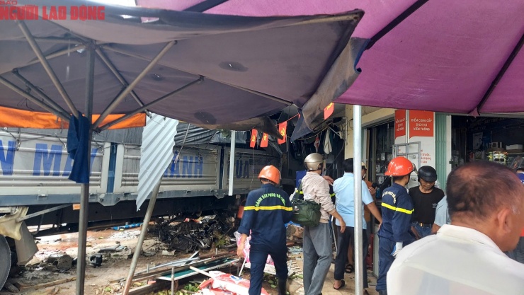 CLIP: Hiện trường vụ xe tải lao vào chợ khiến 3 người chết - 3