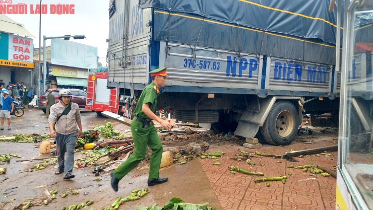 CLIP: Hiện trường vụ xe tải lao vào chợ khiến 3 người chết - 5