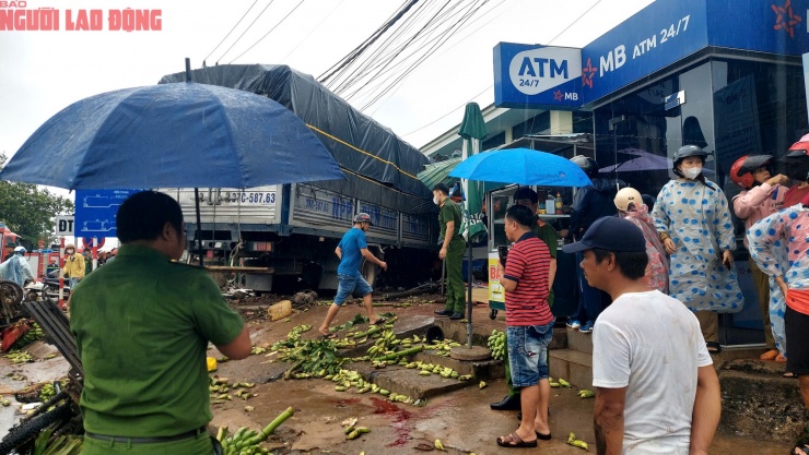 CLIP: Hiện trường vụ xe tải lao vào chợ khiến 3 người chết - 6