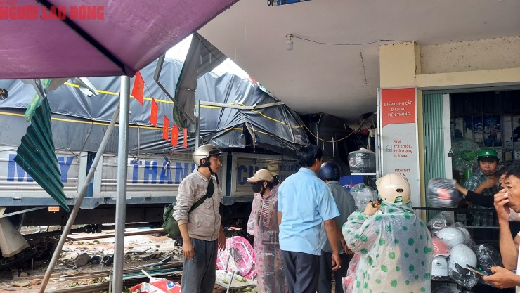 CLIP: Hiện trường vụ xe tải lao vào chợ khiến 3 người chết - 8