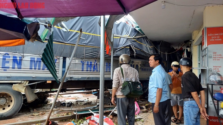 CLIP: Hiện trường vụ xe tải lao vào chợ khiến 3 người chết - 10