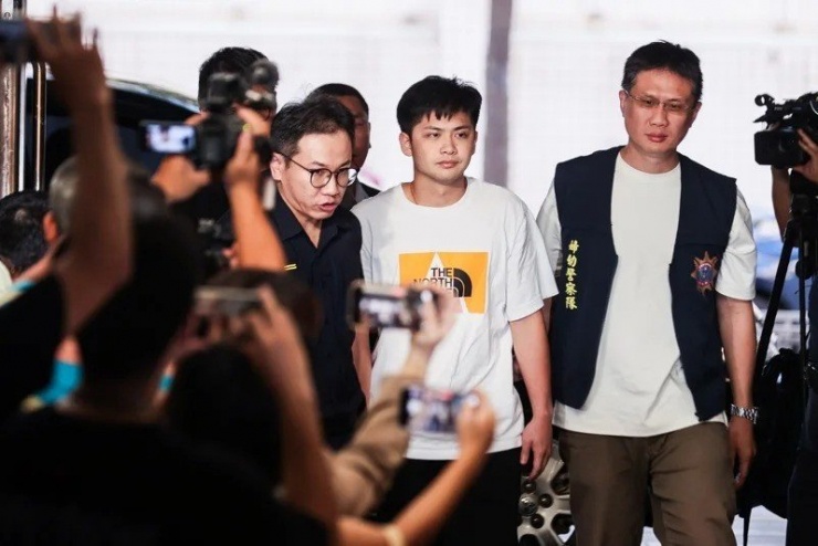 Cung Ích Đình (ở giữa), bị cáo buộc chuốc thuốc và quay lén cảnh xâm hại tình dục nữ diễn viên Giang Tổ Bình, đã nộp tiền bảo lãnh 1 triệu Đài tệ và bị hạn chế xuất cảnh. Ảnh: UDN.
