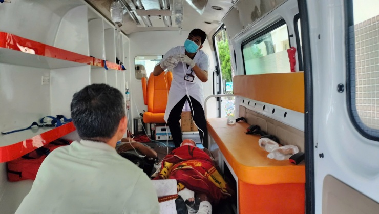 Sau khi xảy ra vụ việc, lực lượng y tế nhanh chóng đến hiện trường đưa nạn nhân đi cấp cứu.