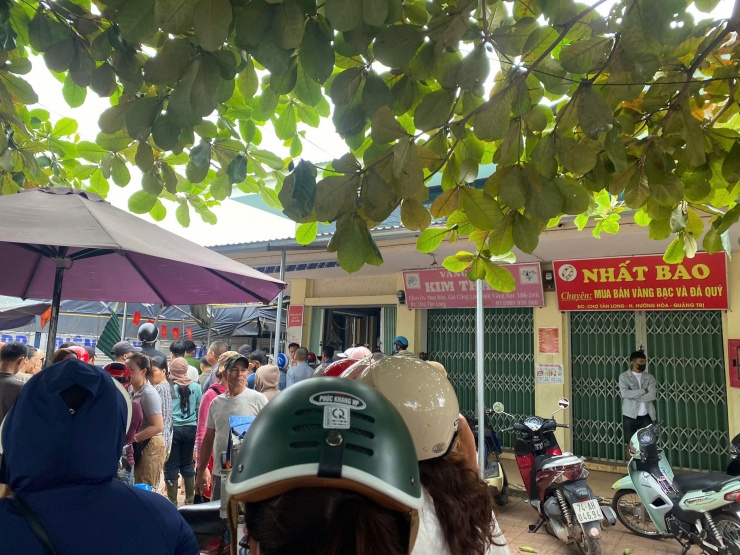 Nhiều người dân bàng hoàng trước hiện trường vụ tai nạn thảm khốc. Ảnh N.K.