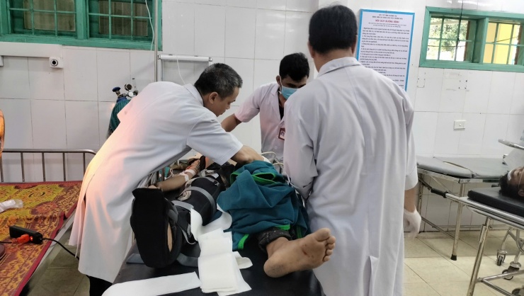 Các bác sĩ khẩn trương thăm khám cho nạn nhân.