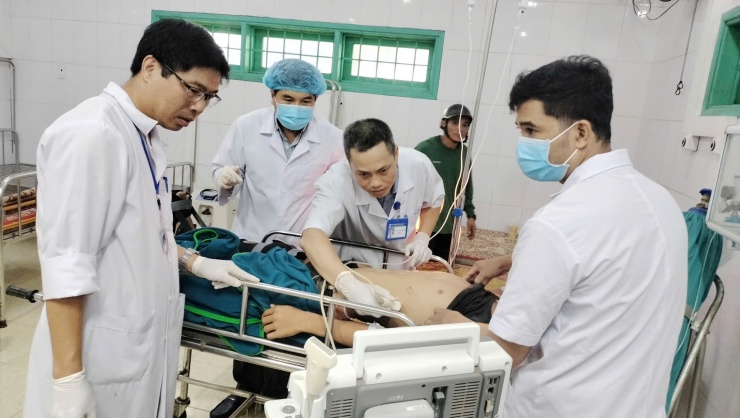 Nạn nhân được đưa vào Bệnh viện Hướng Hóa.