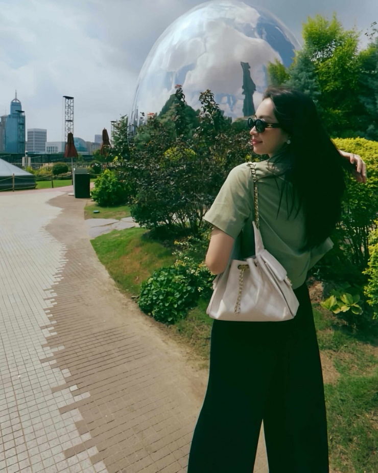 Đặng Thu Thảo diện trang phục tối giản vi vu Thượng Hải. Hoa hậu tạo điểm nhấn cho set đồ bằng mẫu Chanel 25 size nhỏ. Đây được xem là It Bag của mùa mốt năm nay.