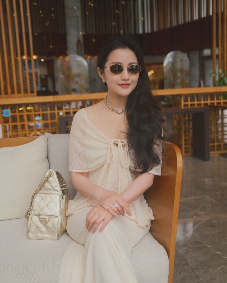 Ngoài Đặng Thu Thảo, nhiều 'phu nhân hào môn' cũng yêu thích mẫu túi này. Primmy Trương - bà xã thiếu gia Phan Thành - kết hợp chiếc Chanel 25 màu metallic gold cùng trang phục tông trắng kem tạo vẻ thanh lịch.