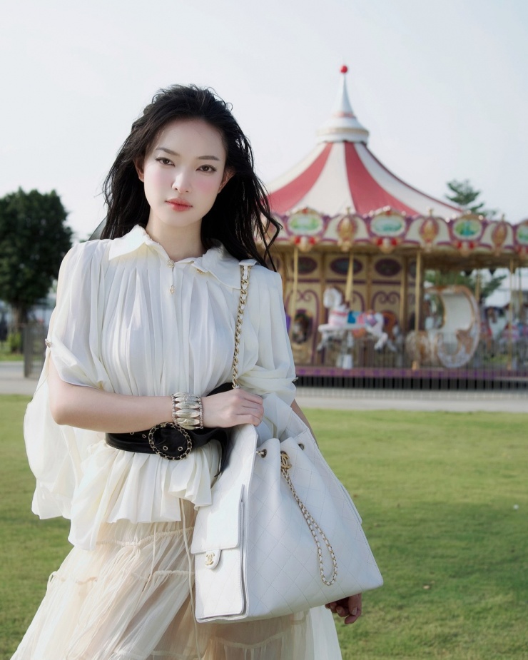 Châu Bùi liên tục xách Chanel 25 chụp hình thời trang.